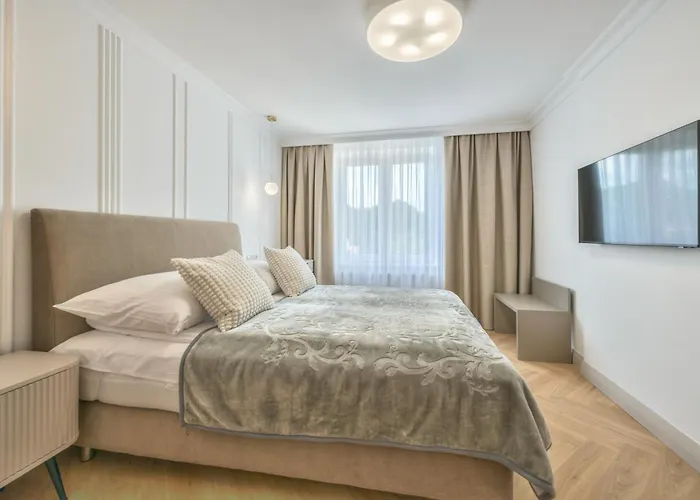 Dr - Aurora アパート